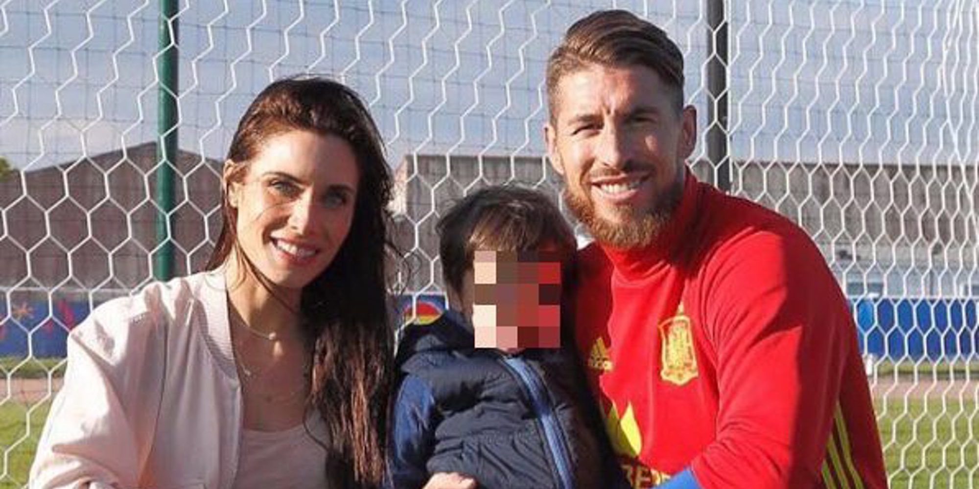 Pilar Rubio y Sergio Junior, fans número uno de Sergio Ramos durante el derbi madrileño