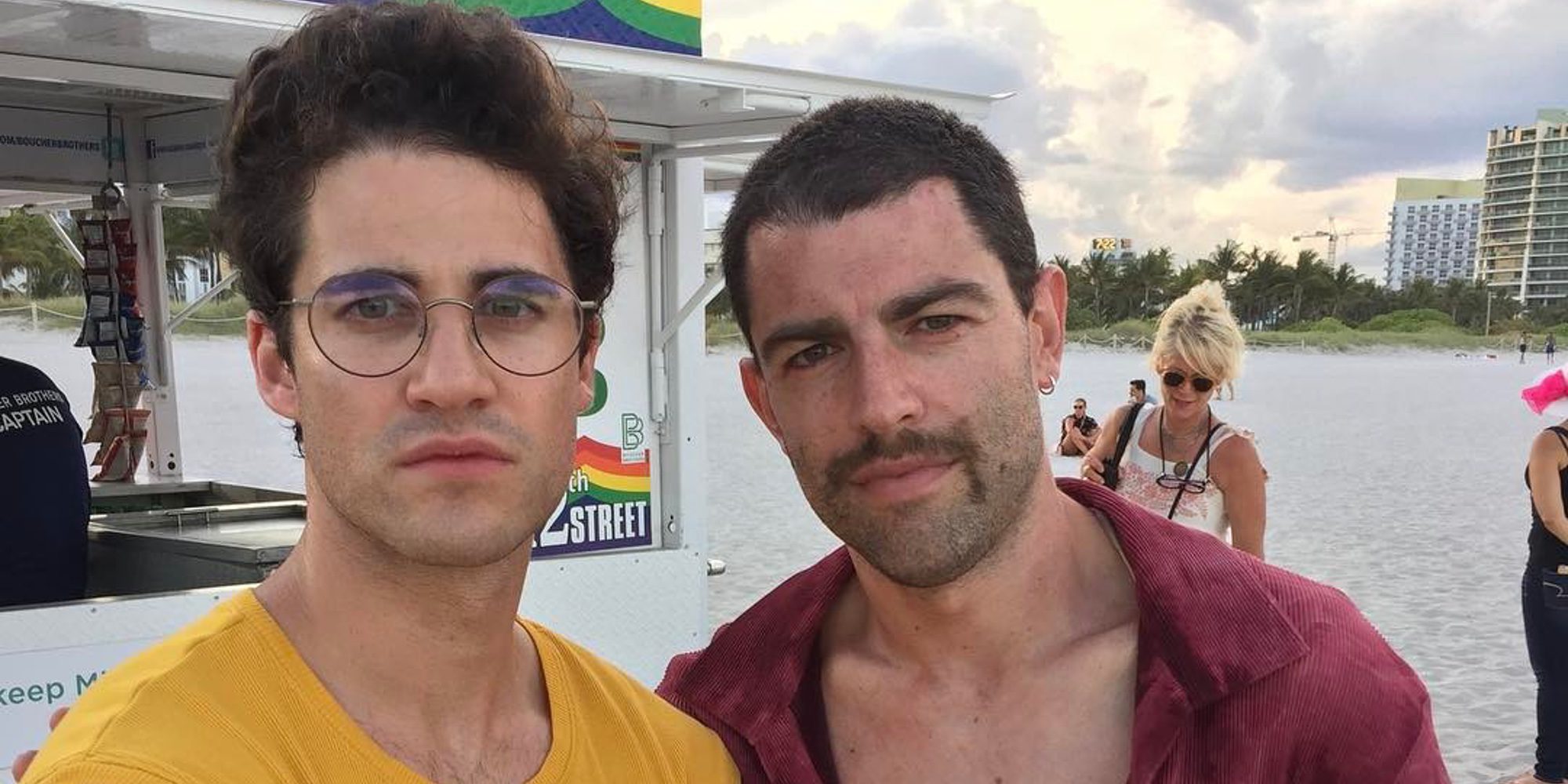 Darren Criss revoluciona las redes vestido con un mini bañador en el rodaje de 'Versace: American Crime Story'