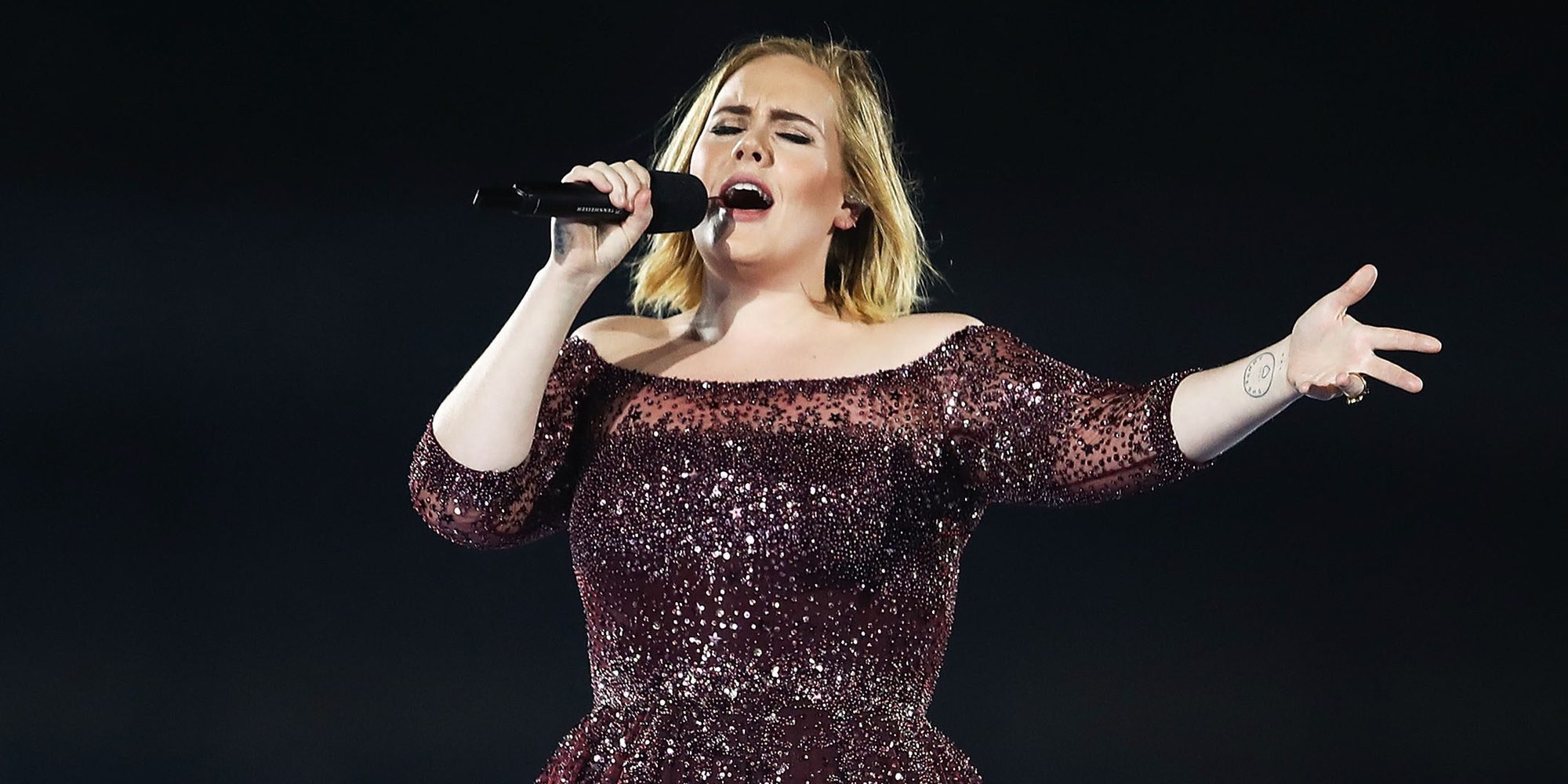 Adele celebra su 29 cumpleaños disfrazándose de anciana como Joannie Taylor