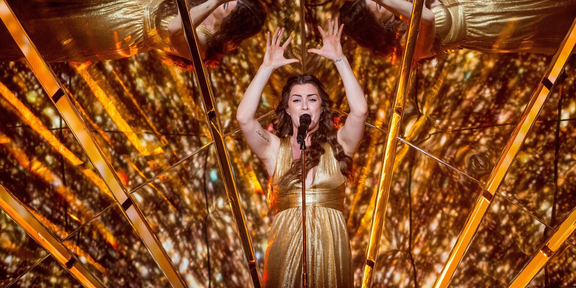 Lucie Jones desvela su truco para aguantar desfilando en la alfombra roja de Eurovisión 2017