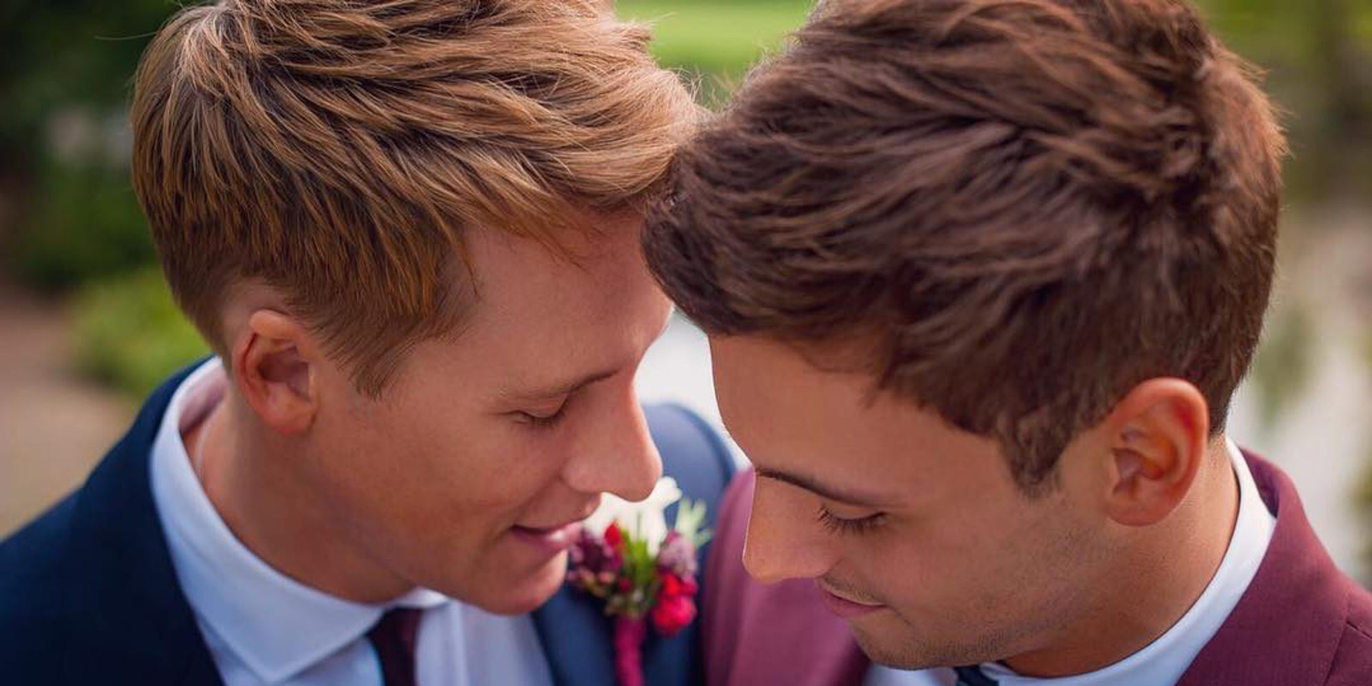 Tom Daley y Dustin Lance Black plantan un árbol como comienzo de su matrimonio