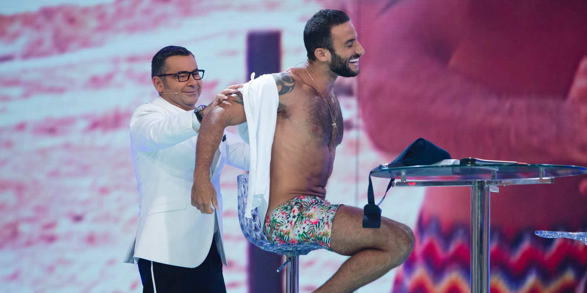 'Supervivientes 2017': El sofoco de Jorge Javier Vázquez al quitarle la camisa a Eliad Cohen