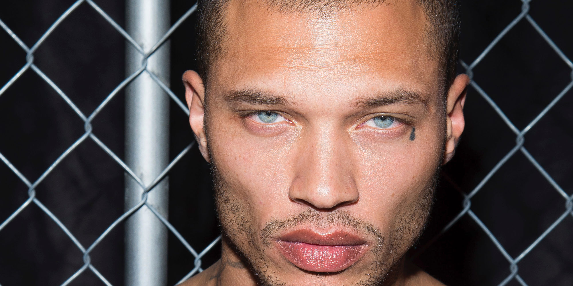 Jeremy Meeks, 'El preso más guapo del mundo' posa en la alfombra roja del Festival de Cannes 2017