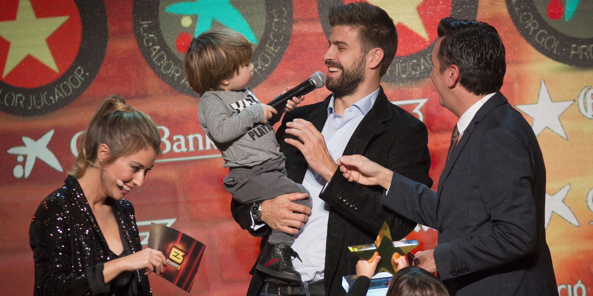 Sasha Piqué, un pequeño muy mimoso que no quería separarse de Gerard Piqué en la apertura de la Cruyff Court