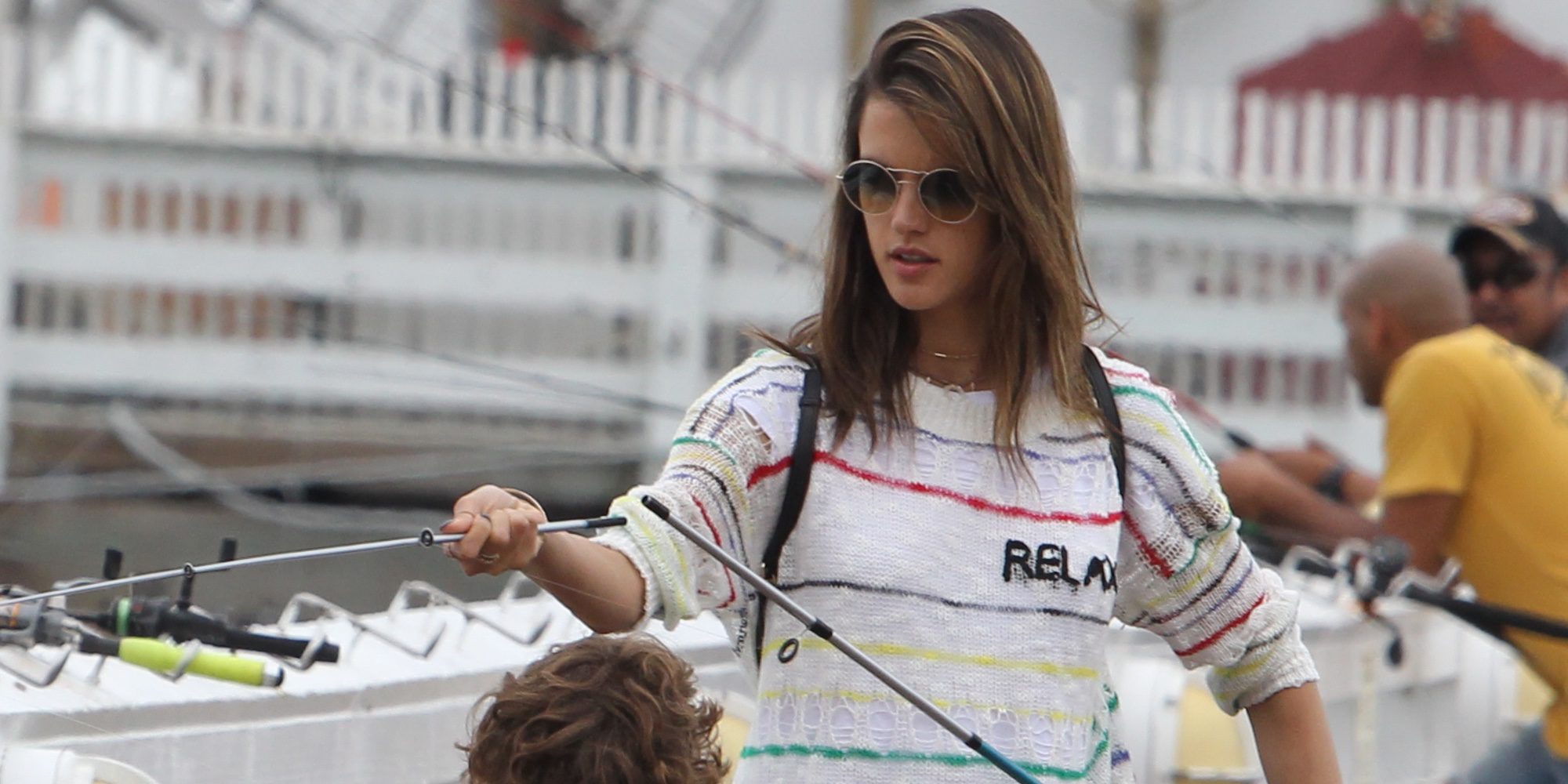 Alessandra Ambrosio luce cuerpazo en su primer baño de la temporada en Malibú