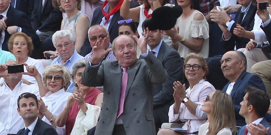 El Rey Juan Carlos va a los toros con Froilán para no ir de funeral con los Calabria ni con la Reina Sofía