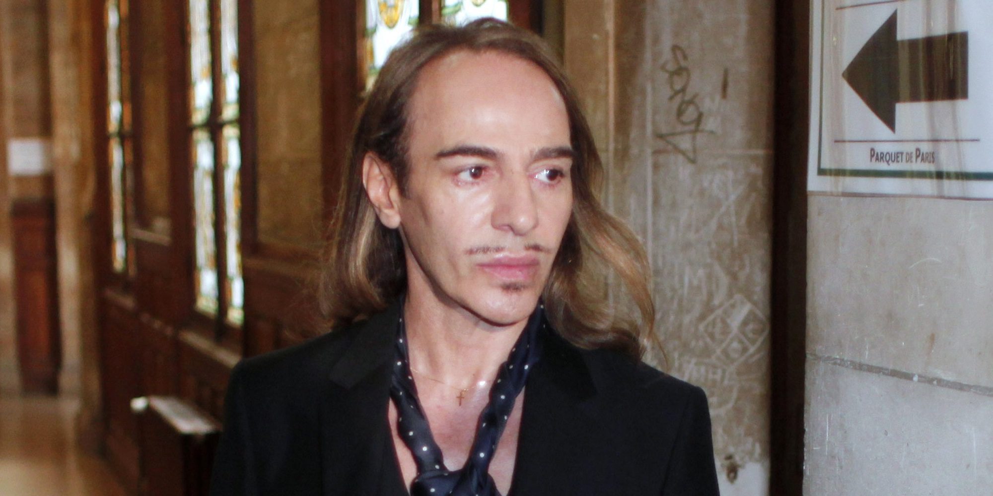 Roban al diseñador John Galliano en su casa de París