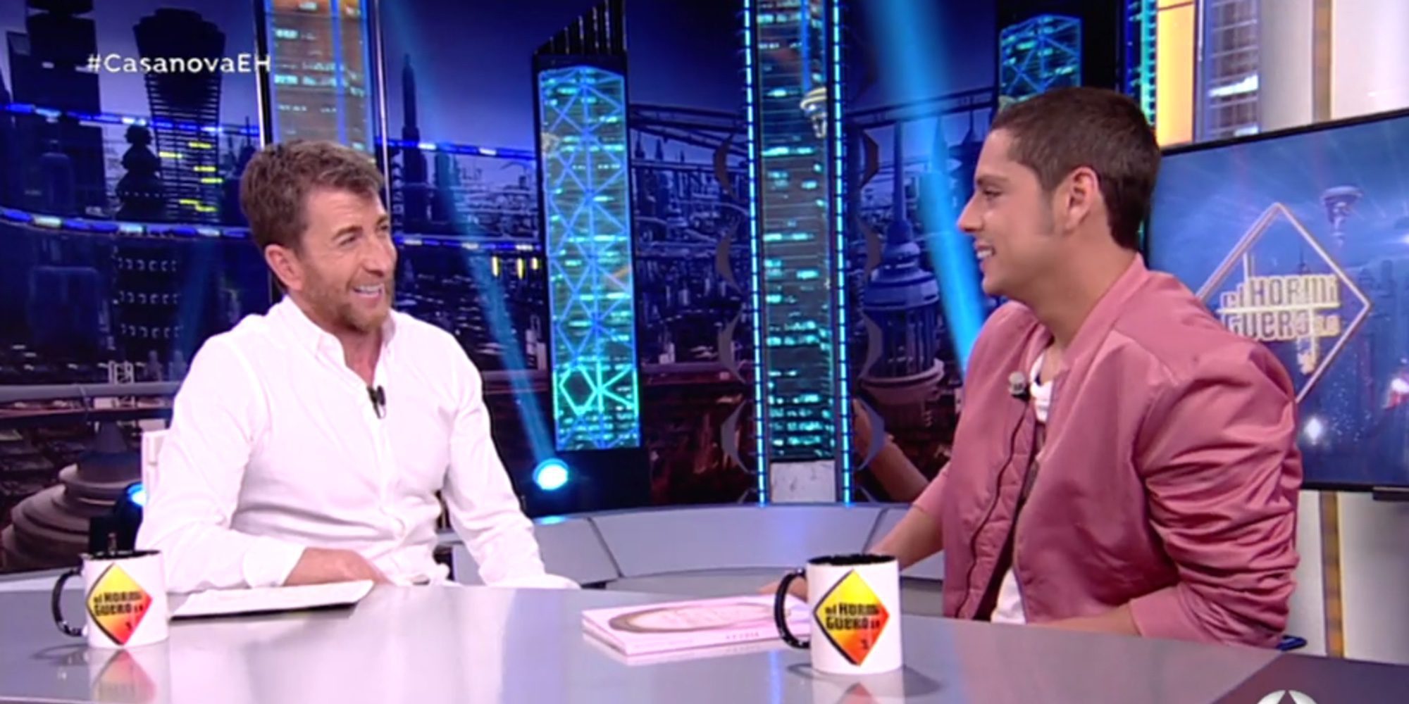 Eduardo Casanova confunde a Carmen Machi con Esperanza Aguirre durante un juego de 'El Hormiguero'