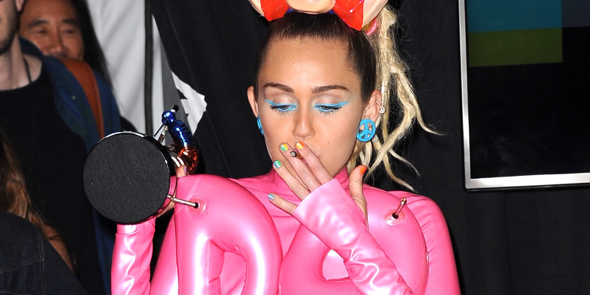 Miley Cyrus, Robert Pattinson o Lady Gaga entre los famosos internacionales viciados al tabaco