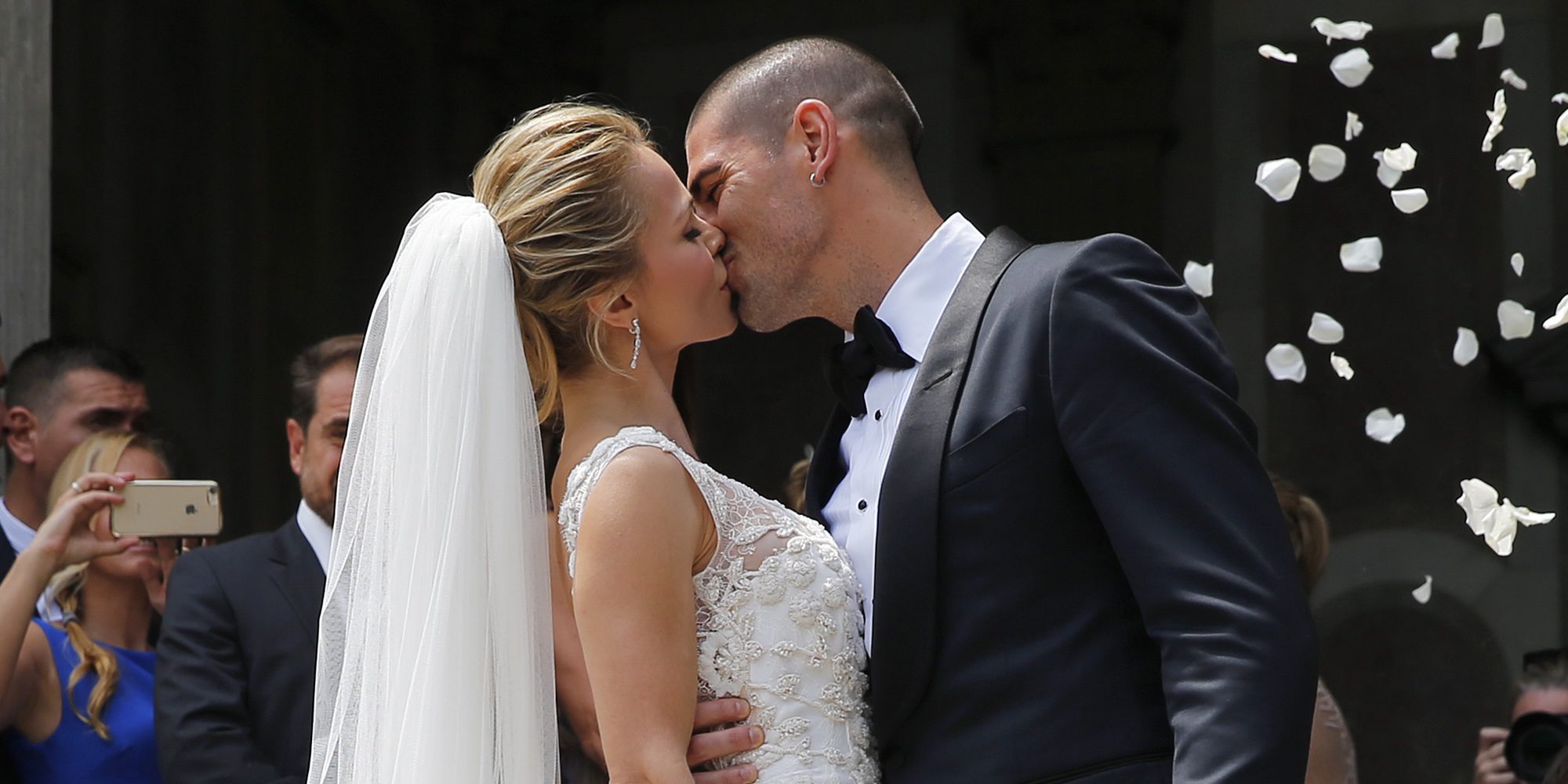 La gran boda de Víctor Valdés y Yolanda Cardona reúne a muchos exjugadores del Barça