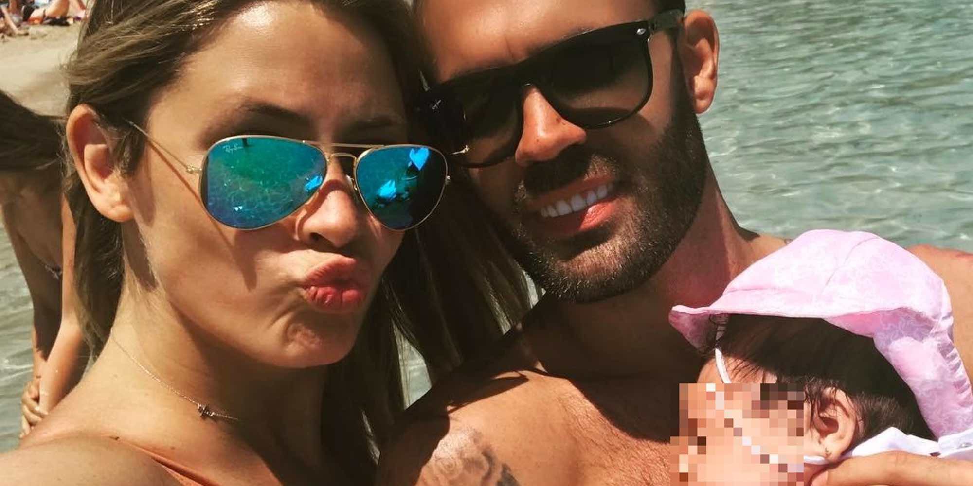 El primer chapuzón de Noelia López con su hijo Arnaldo en la piscina: ¡como pez en el agua!