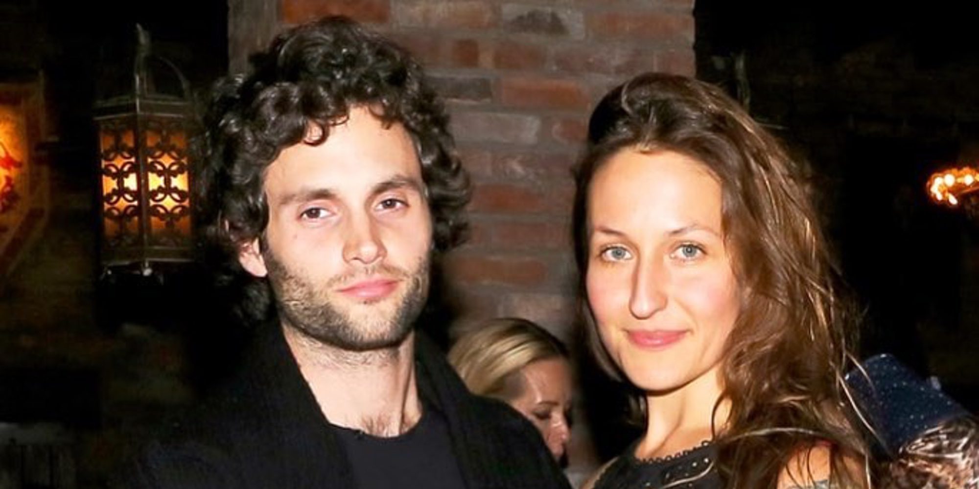 Penn Badgley y Domino Kirke vuelven a casarse cuatro meses después de su primera boda