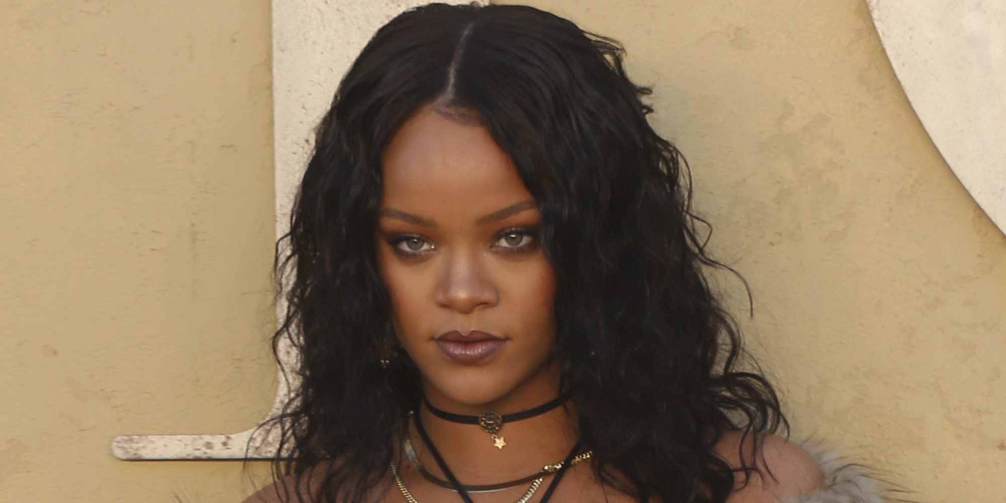 Rihanna, pillada besándose en una piscina con un misterioso hombre en España