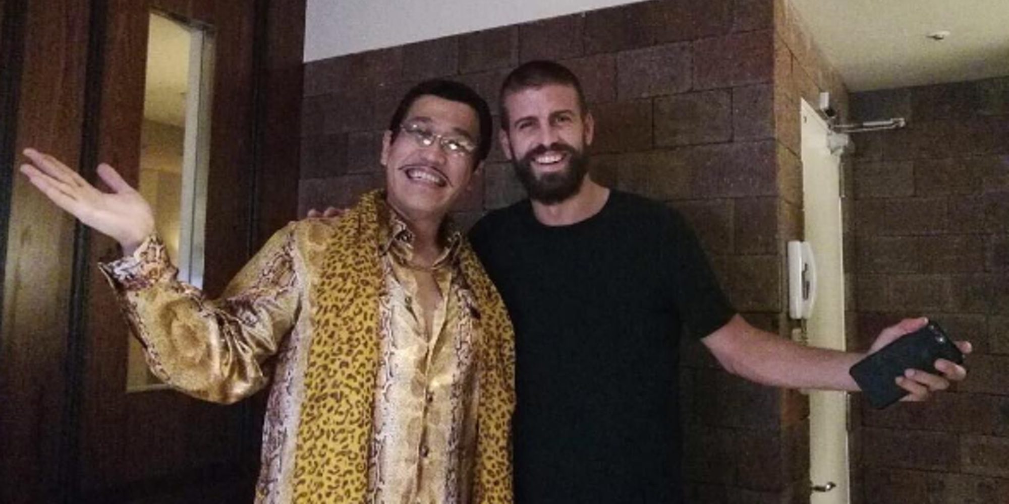 Gerard Piqué baila en Japón al ritmo de 'Pen-Pineapple-Apple-Pen' con PikoTaro, el cantante del tema viral