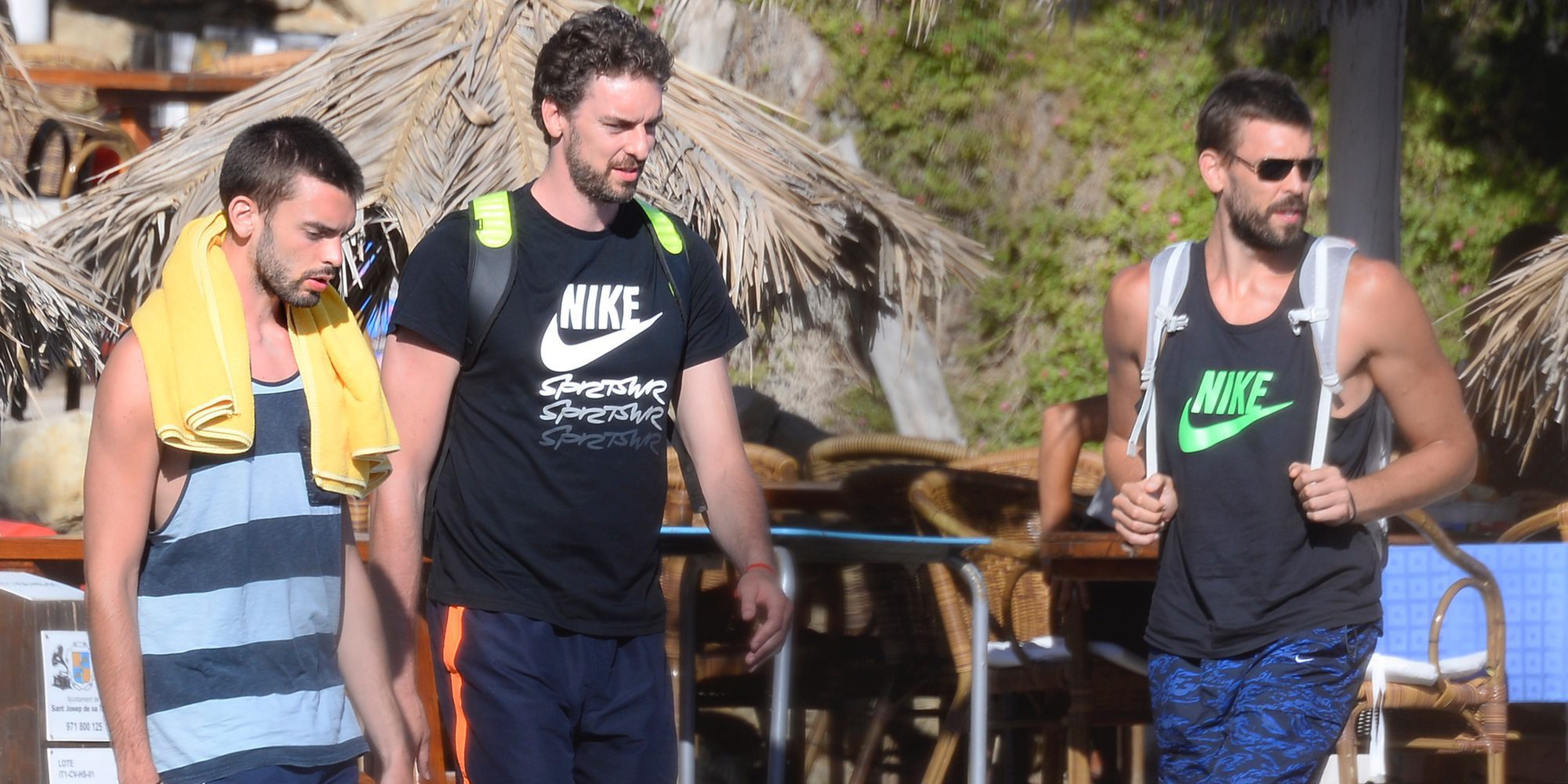 Pau, Marc y Adrià: los hermanos Gasol se relajan en Ibiza en una jornada marinera sin sus mujeres