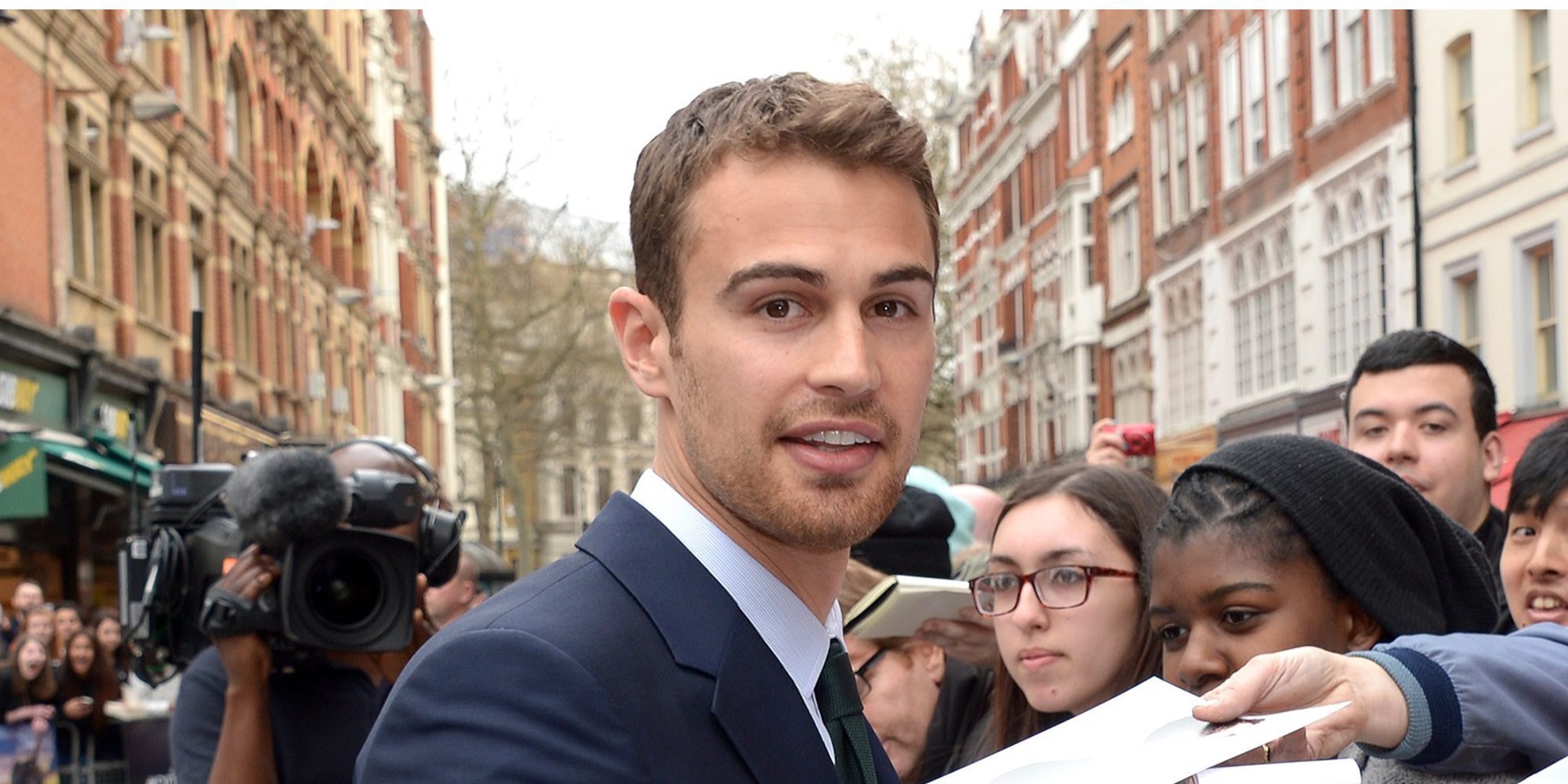 Theo James disfruta de unas merecidas vacaciones en Formentera junto a un grupo de amigos