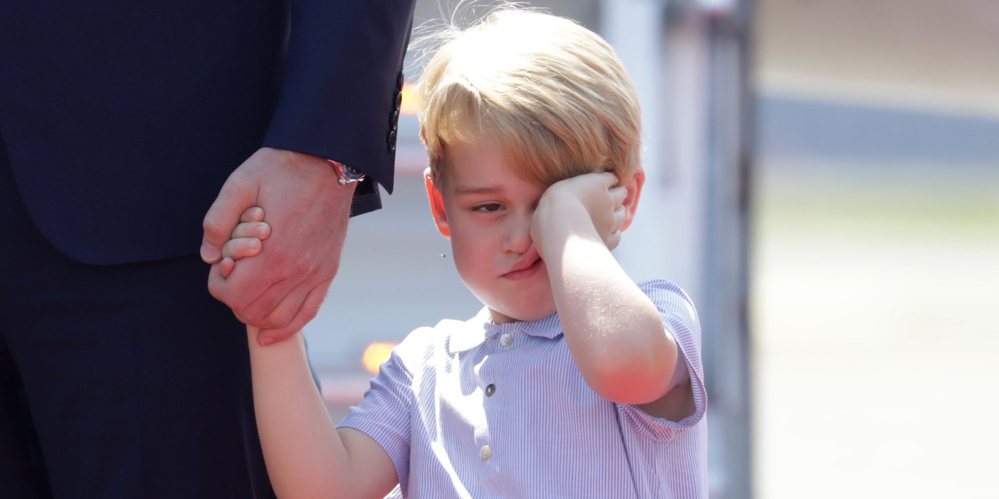 El Príncipe Jorge, aburrido y cansado a su llegada a Alemania tras la visita de los Duques de Cambridge a Polonia