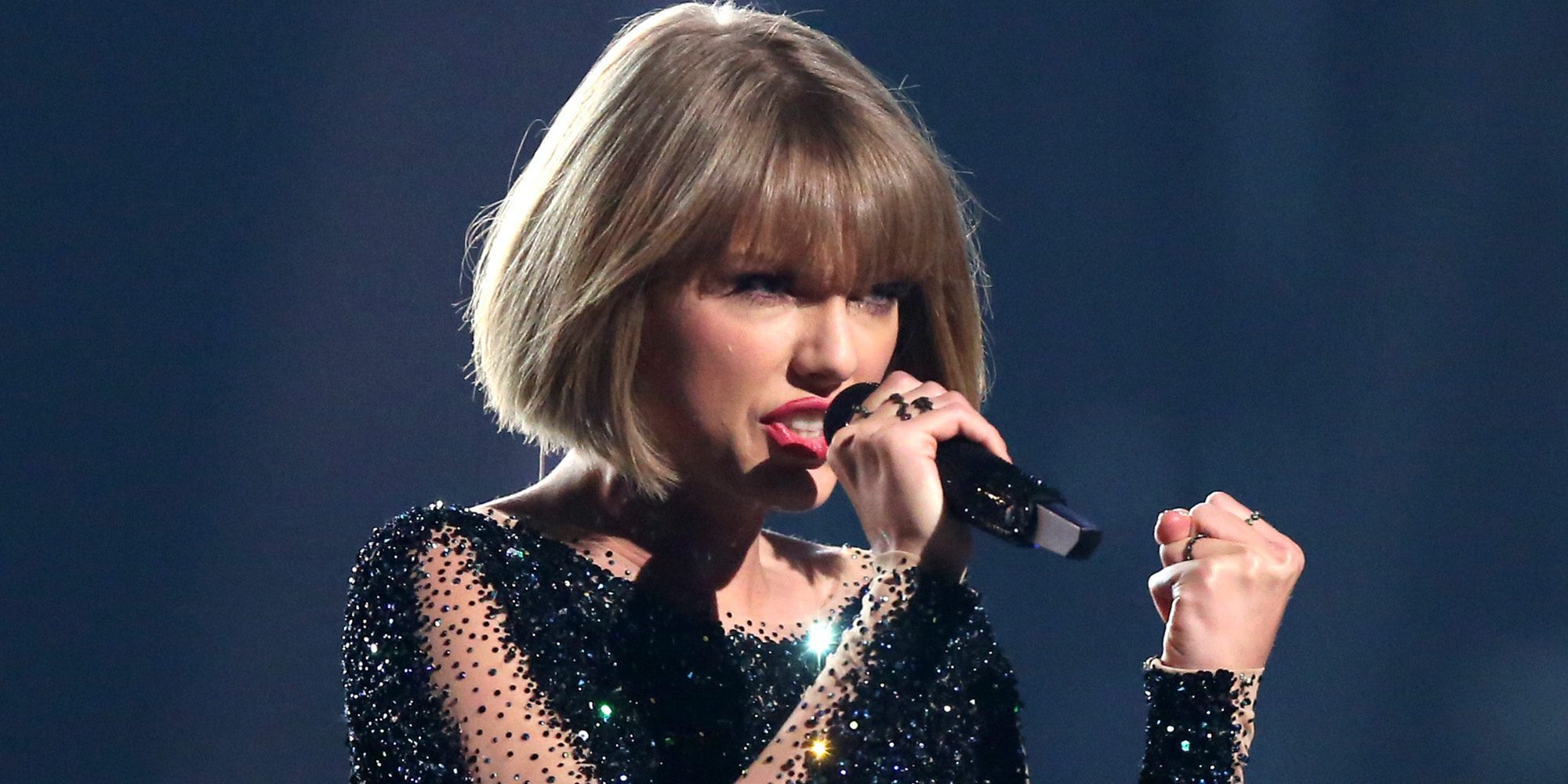 La peculiar técnica para salir de casa de Taylor Swift: metida en una maleta