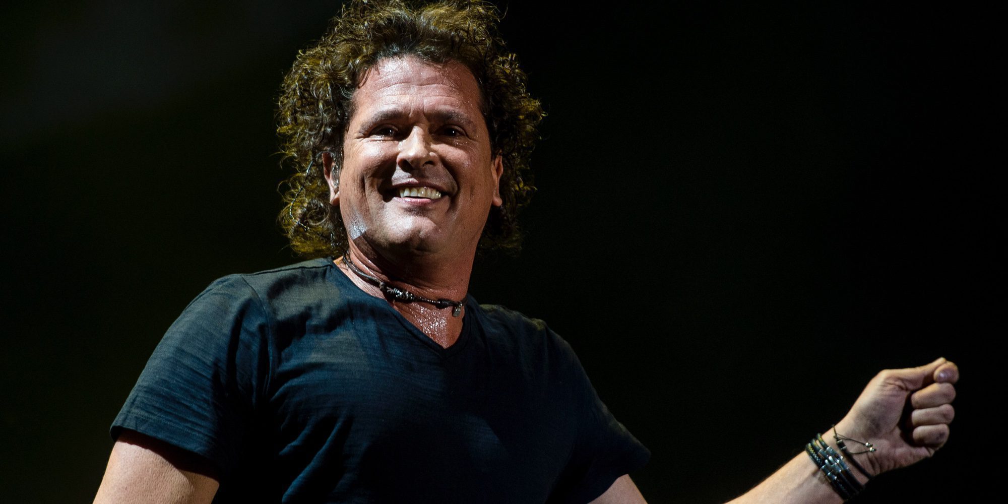 Una admiradora roba un beso apasionado a Carlos Vives en pleno concierto