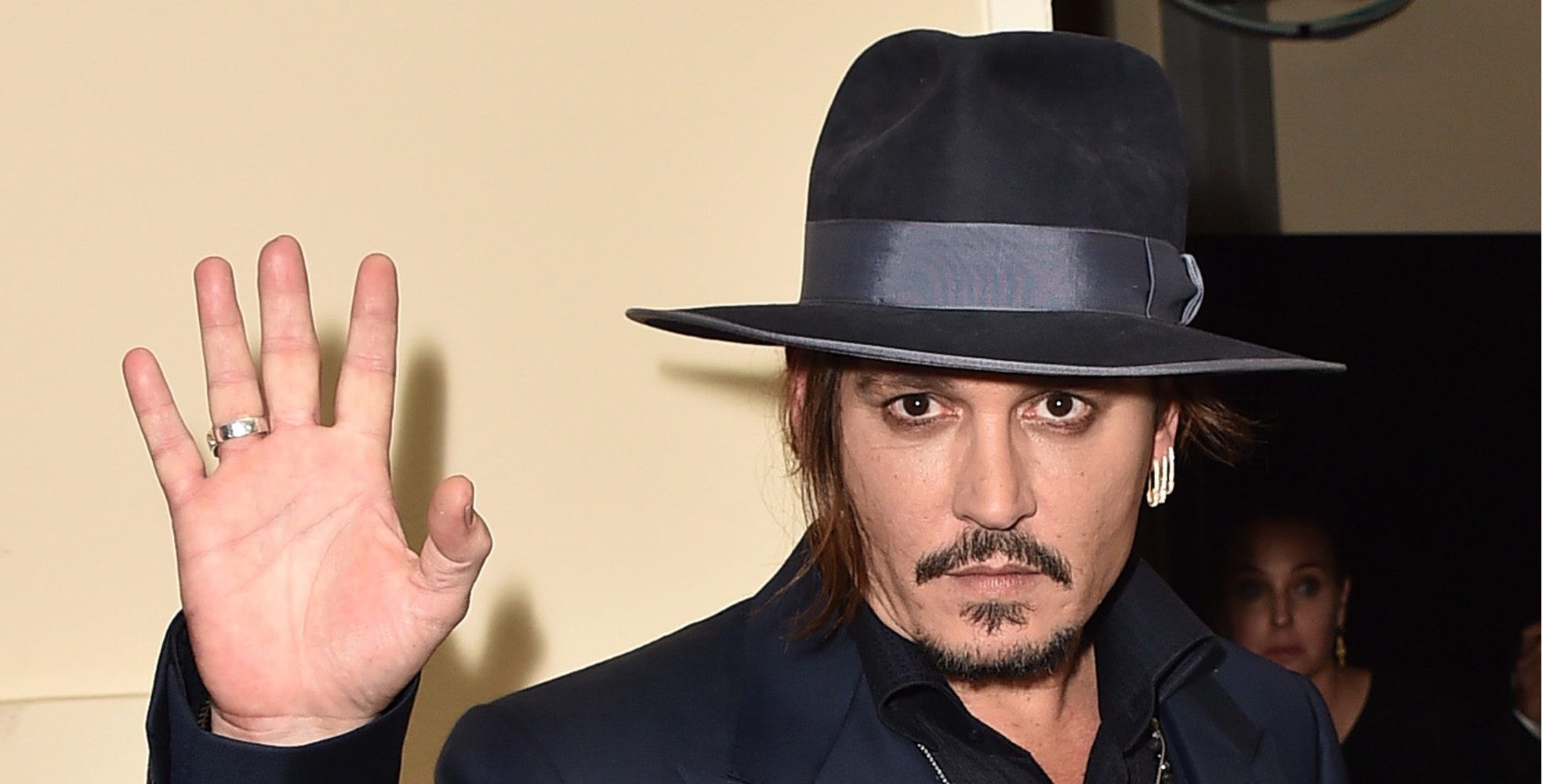 Johnny Depp le compra el lujoso sillón de las Kardashian a su hija Lily-Rose Depp