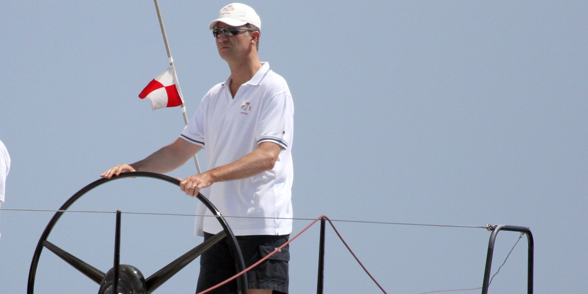 El Rey Felipe sale a navegar con la Reina Sofía y sus sobrinos mientras espera a la Reina Letizia y sus hijas Leonor y Sofía