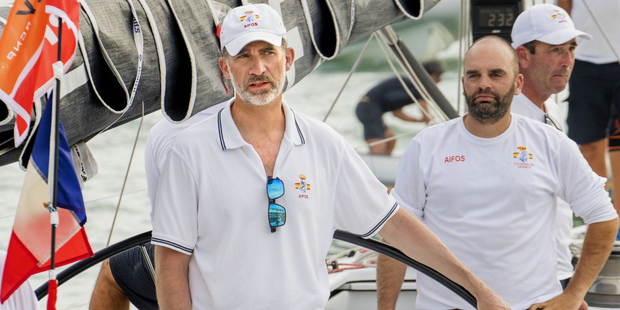 El Rey Felipe VI se embarca en el Aifos para participar en la segunda regata de la Copa del Rey