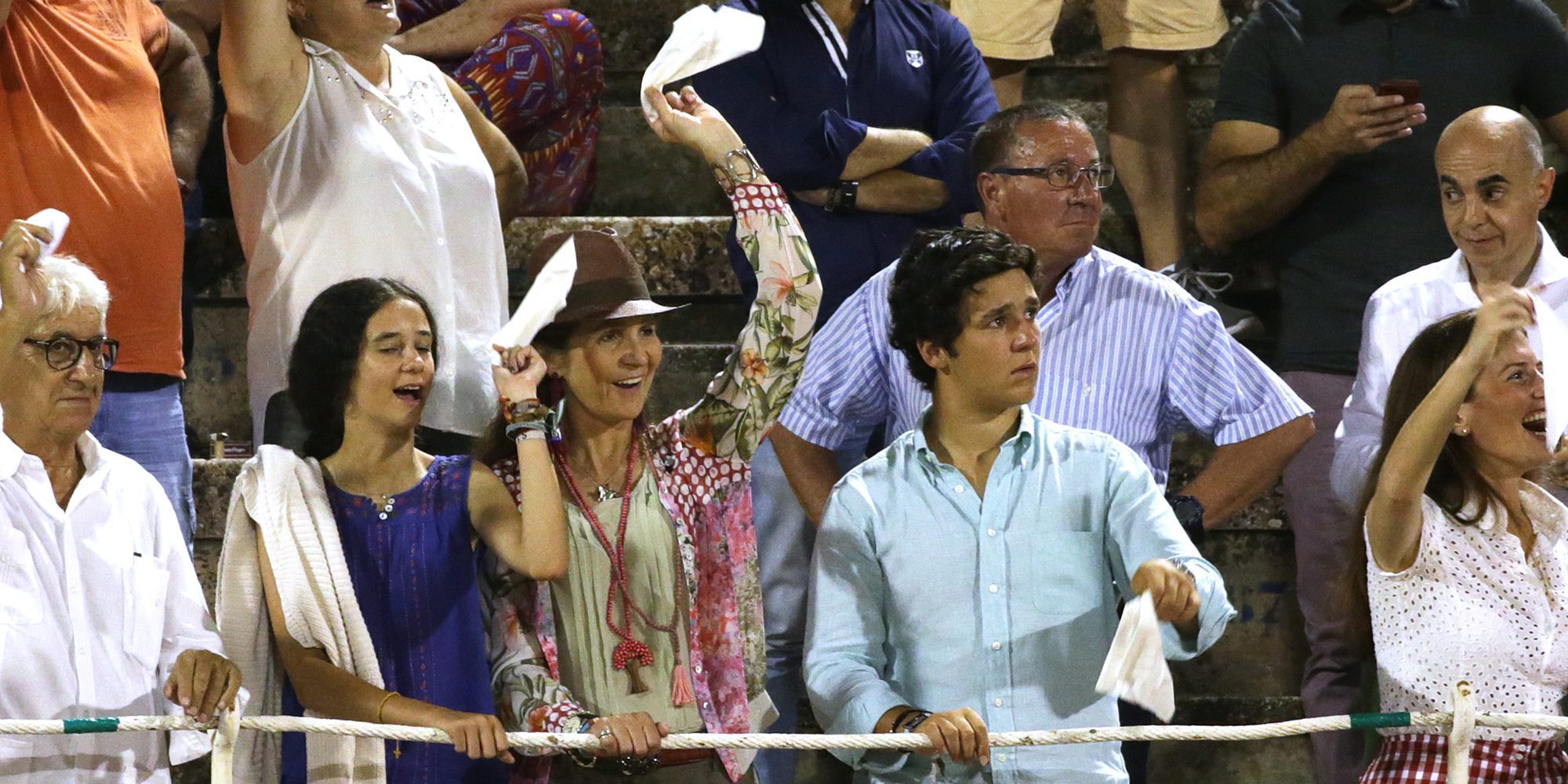 La Infanta Elena, Froilán y Victoria, emocionados con los Rivera Ordóñez en la corrida nocturna de Palma