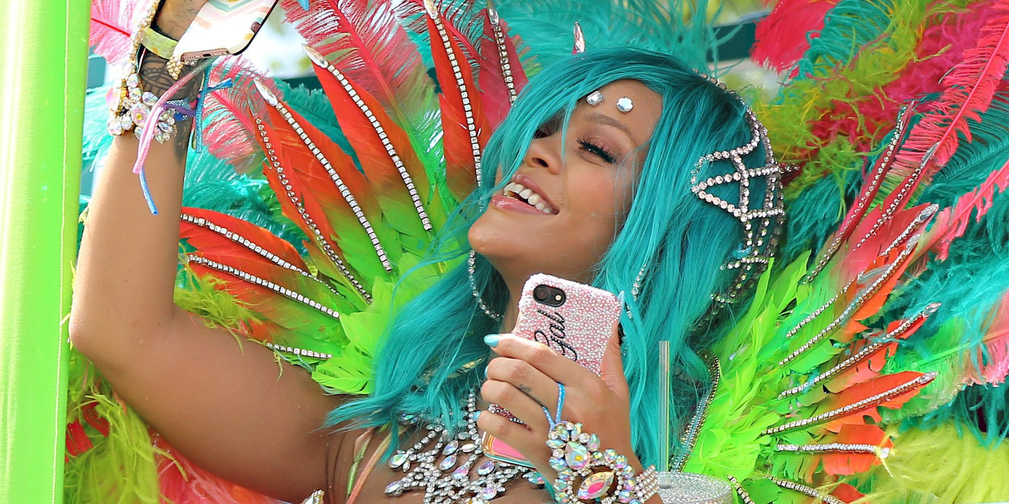 Rihanna sube la temperatura con un traje de joyas en el Carnaval de Barbados