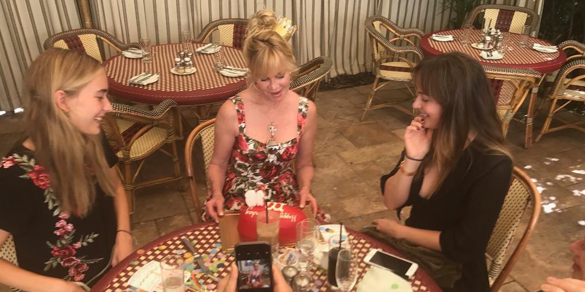 Melanie Griffith celebra su cumpleaños muy bien acompañada