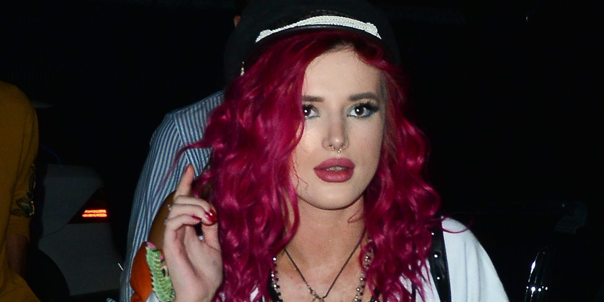 El descuido de Bella Thorne con sus pechos que fue pillado por los paparazzi