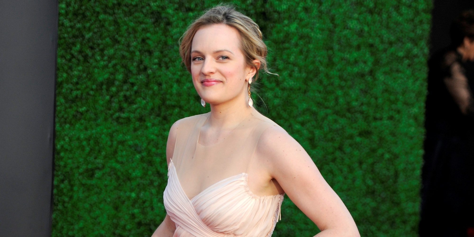 Elisabeth Moss defiende la cienciología como creencia religiosa