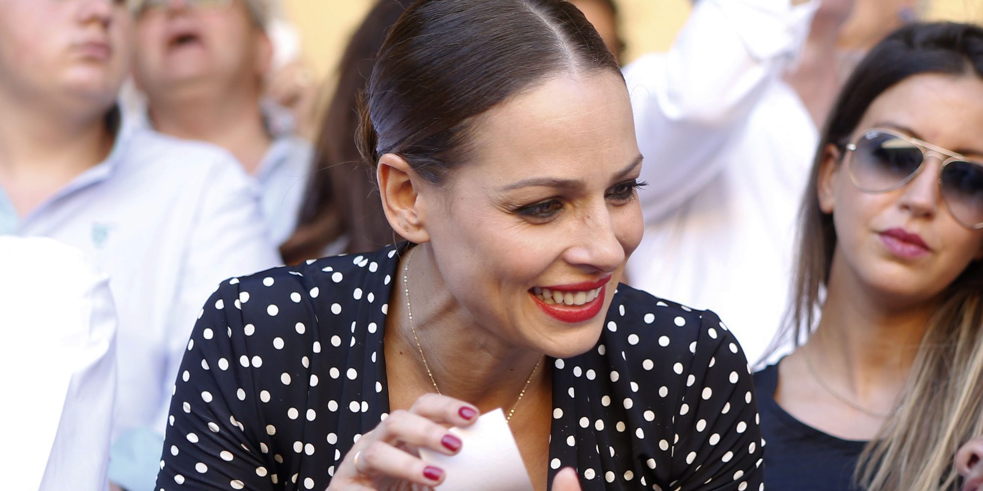 Eva González recibe una lluvia de chupetes en la corrida Goyesca de ronda tras conocerse su embarazo