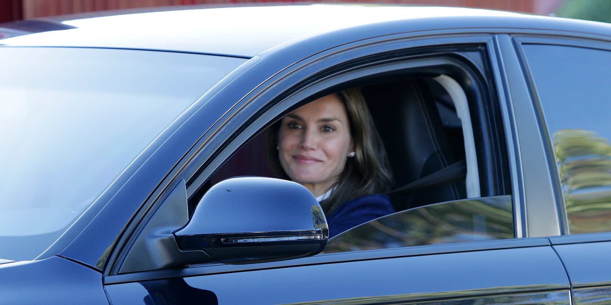 La Reina Letizia acompaña en solitario a la Princesa Leonor y la Infanta Sofía en su vuelta al cole