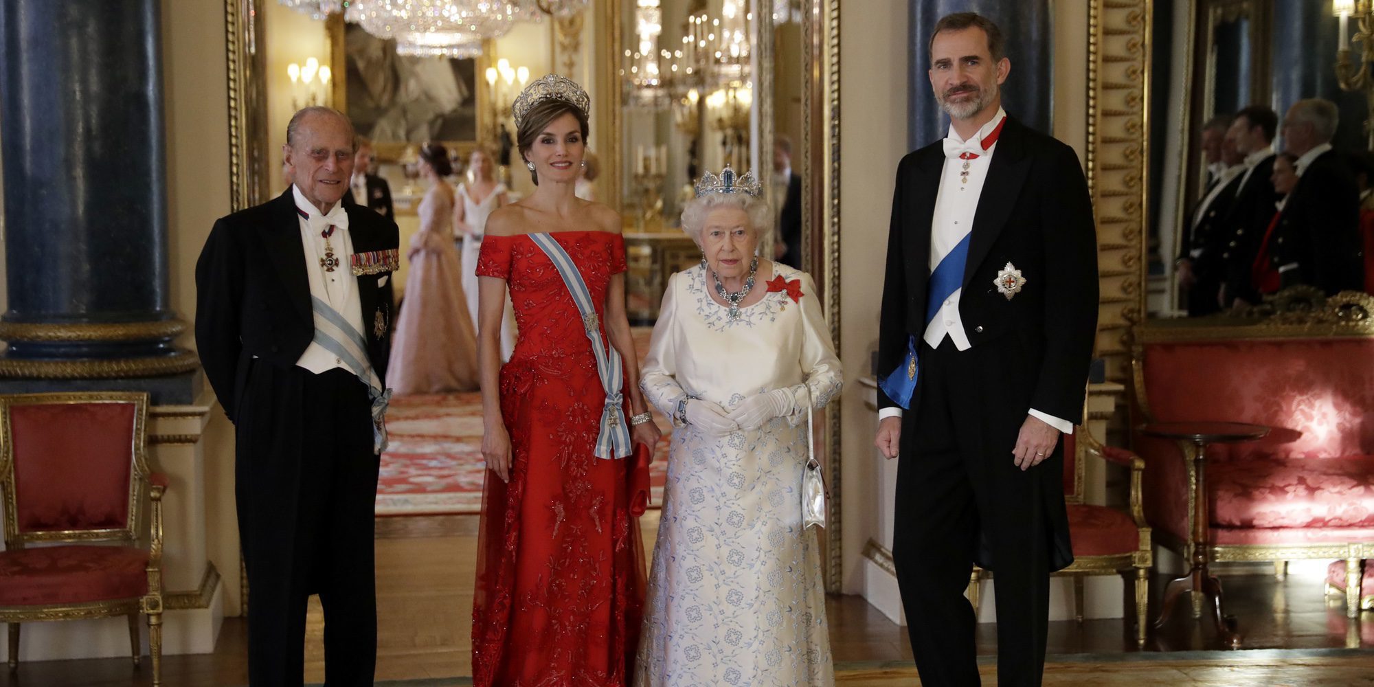 Consejos para saber comportarse en un almuerzo con la Familia Real y secretos de las recepciones de Isabel II