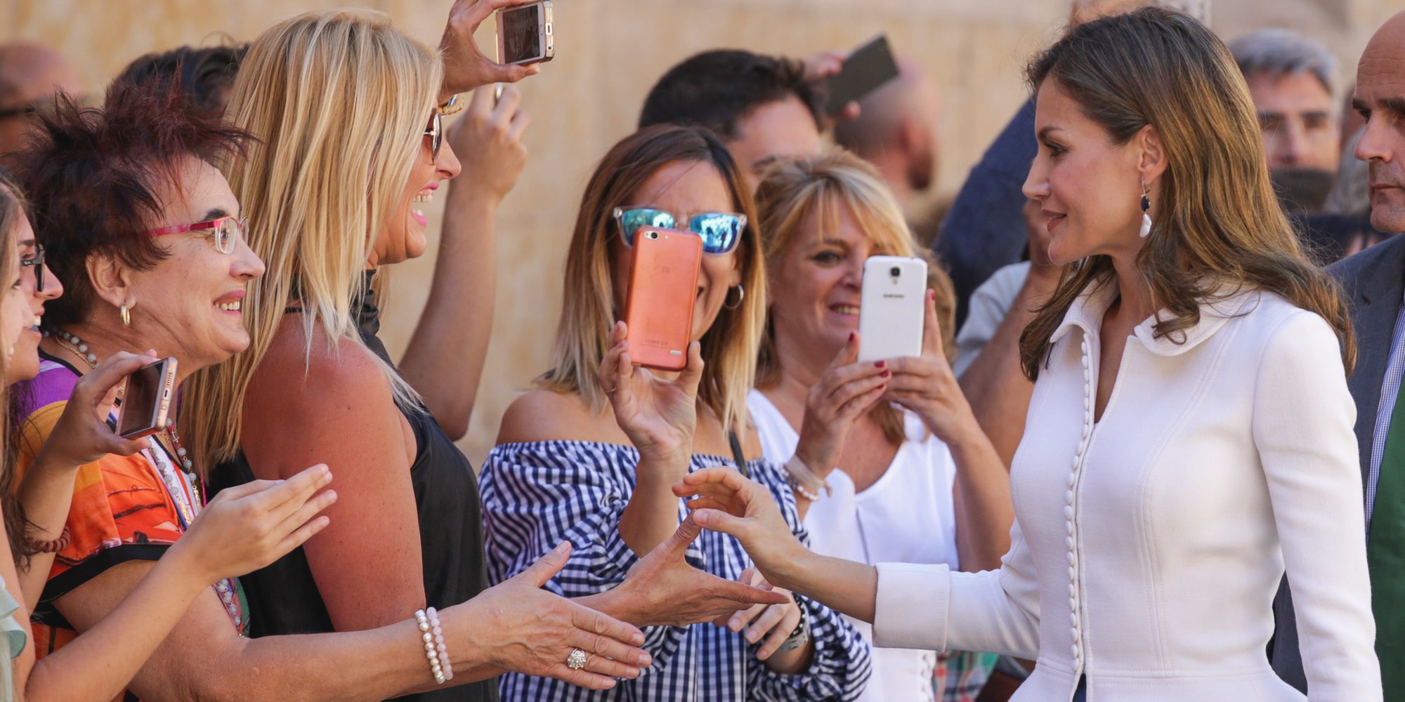 El baño de masas de la Reina Letizia en Salamanca antes de cogerse el día libre para celebrar su 45 cumpleaños