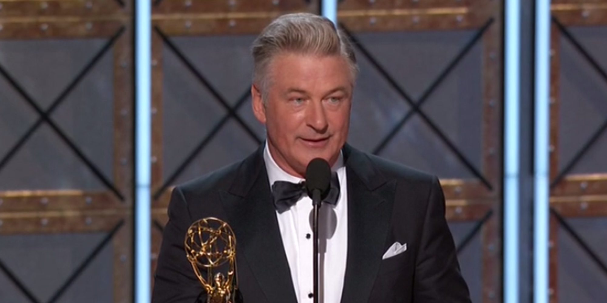 Alec Baldwin dedica su Emmy 2017 a Donald Trump: "Señor Presidente, aquí está su Emmy"