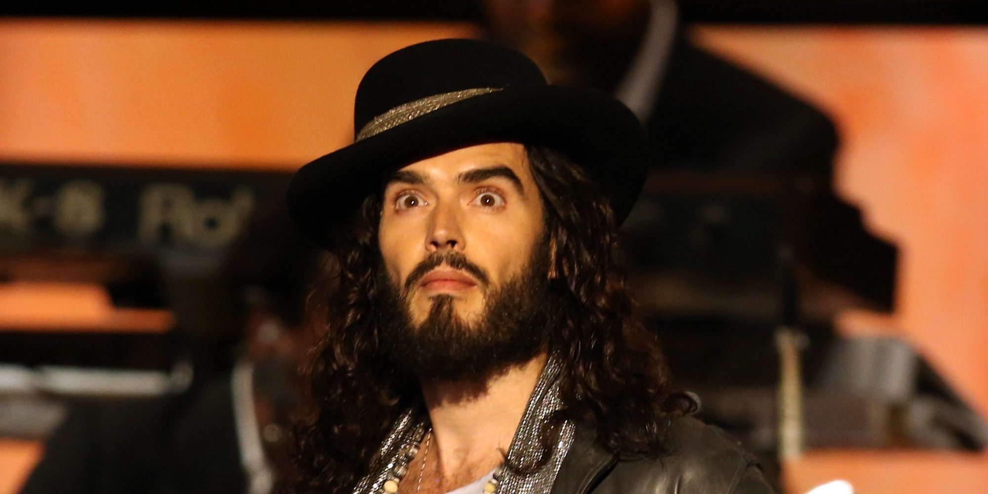 Russell Brand se sincera sobre sus adicciones a la heroína, el sexo y su matrimonio con Katy Perry