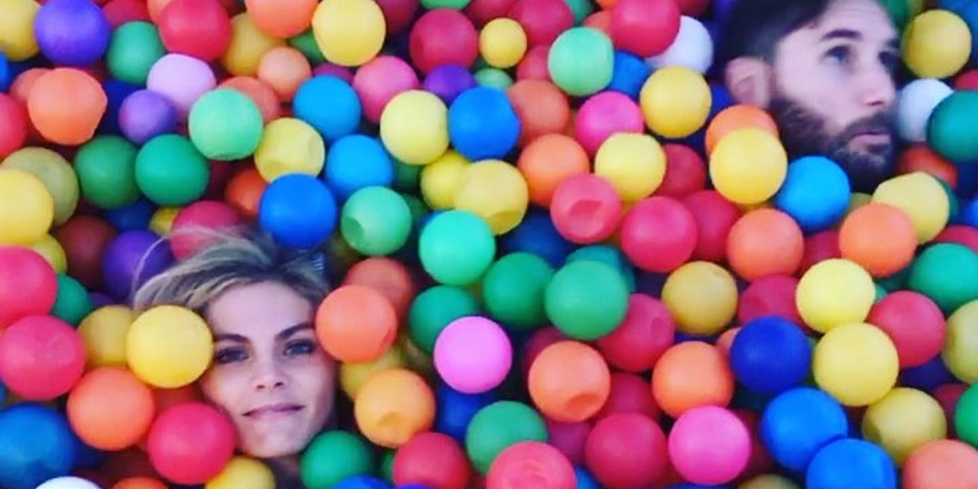 Amaia Salamanca, Helen Lindes y Rudy Fernández disfrutan como niños en una piscina de bolas