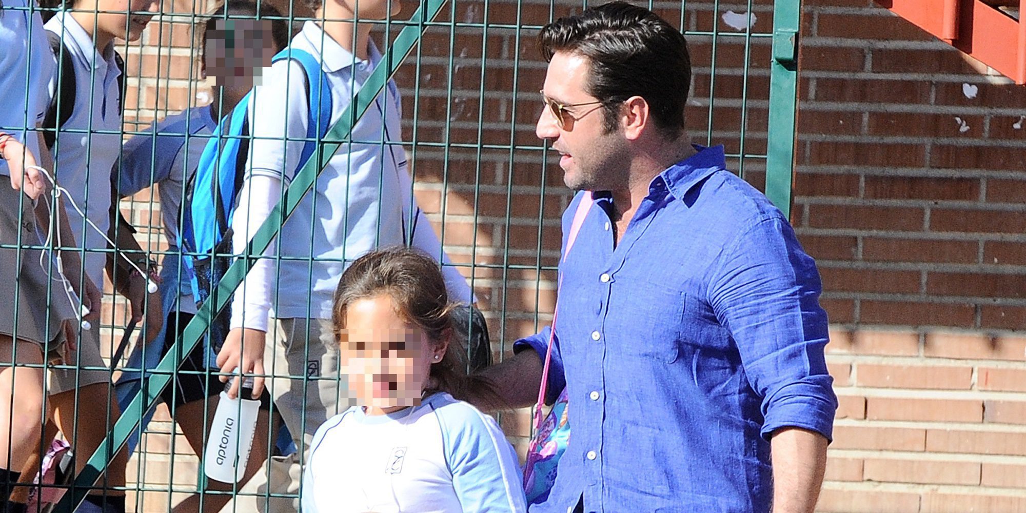 David Bustamante, todo un padrazo recogiendo a su hija Daniella a la salida del colegio