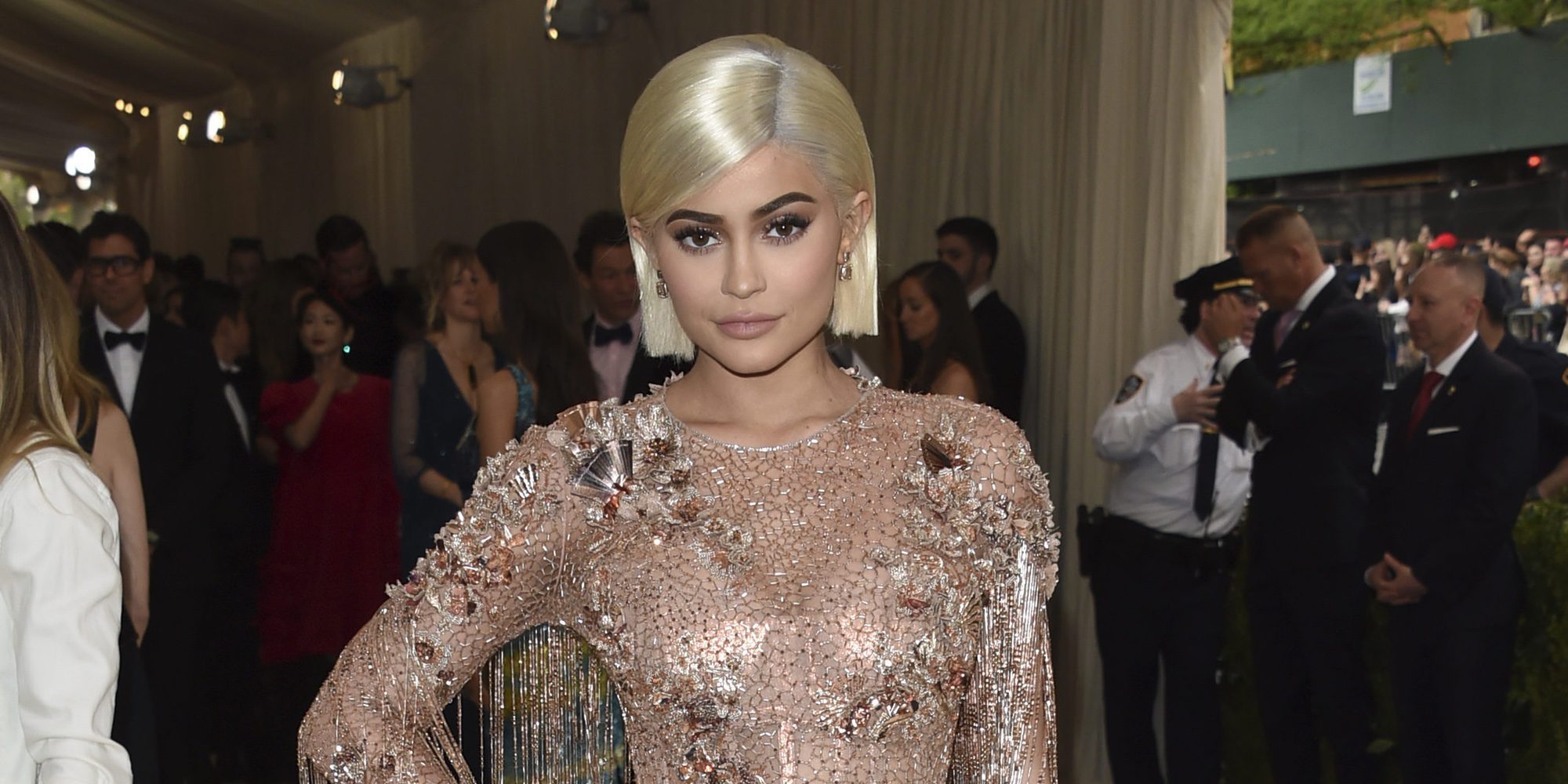 Kylie Jenner posa en sujetador deportivo mostrando las curvas de su embarazo