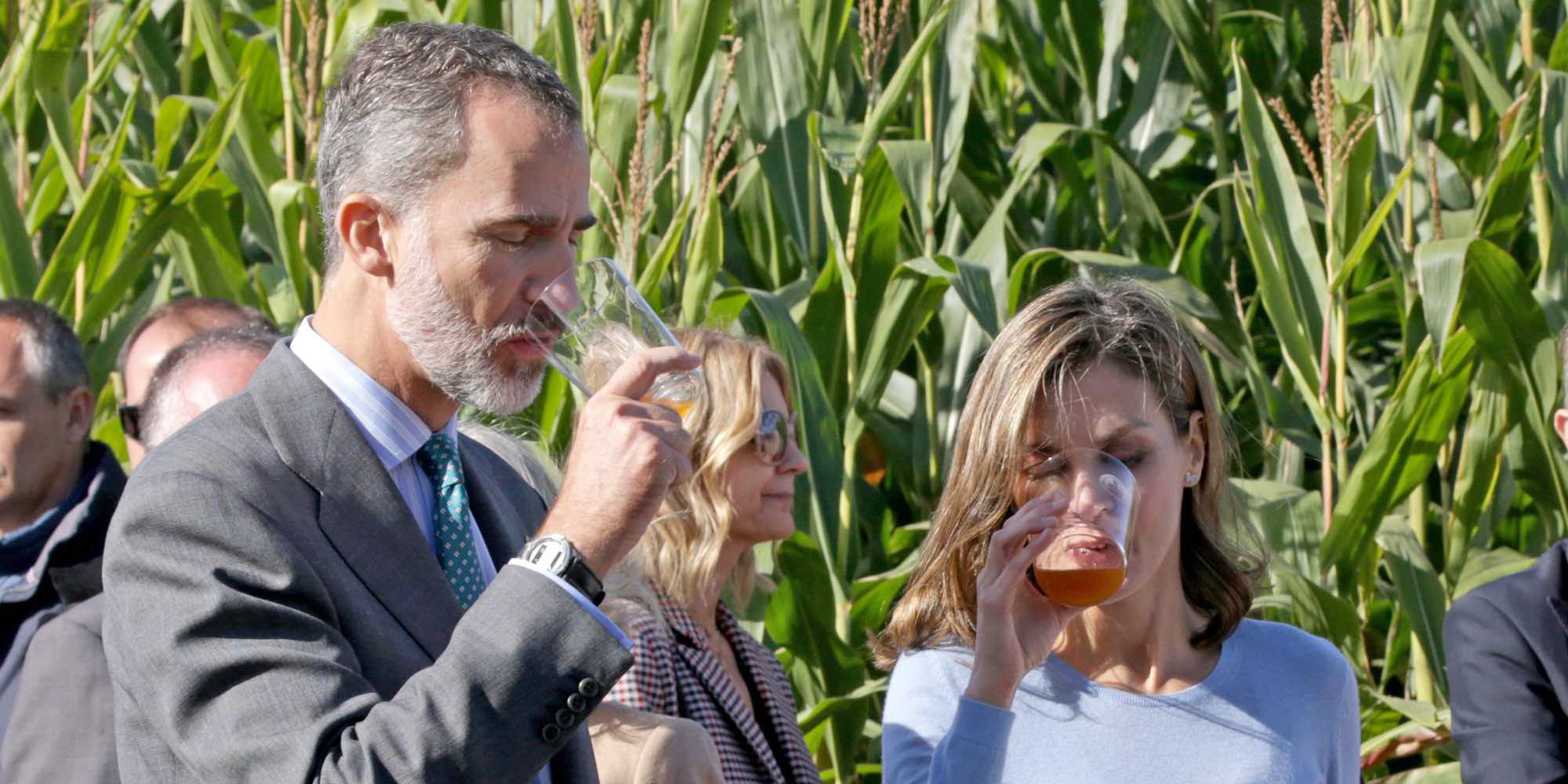 Los Reyes Felipe y Letizia, unos aldeanos muy cercanos nombrando a Poreñu 'Pueblo Ejemplar 2017'