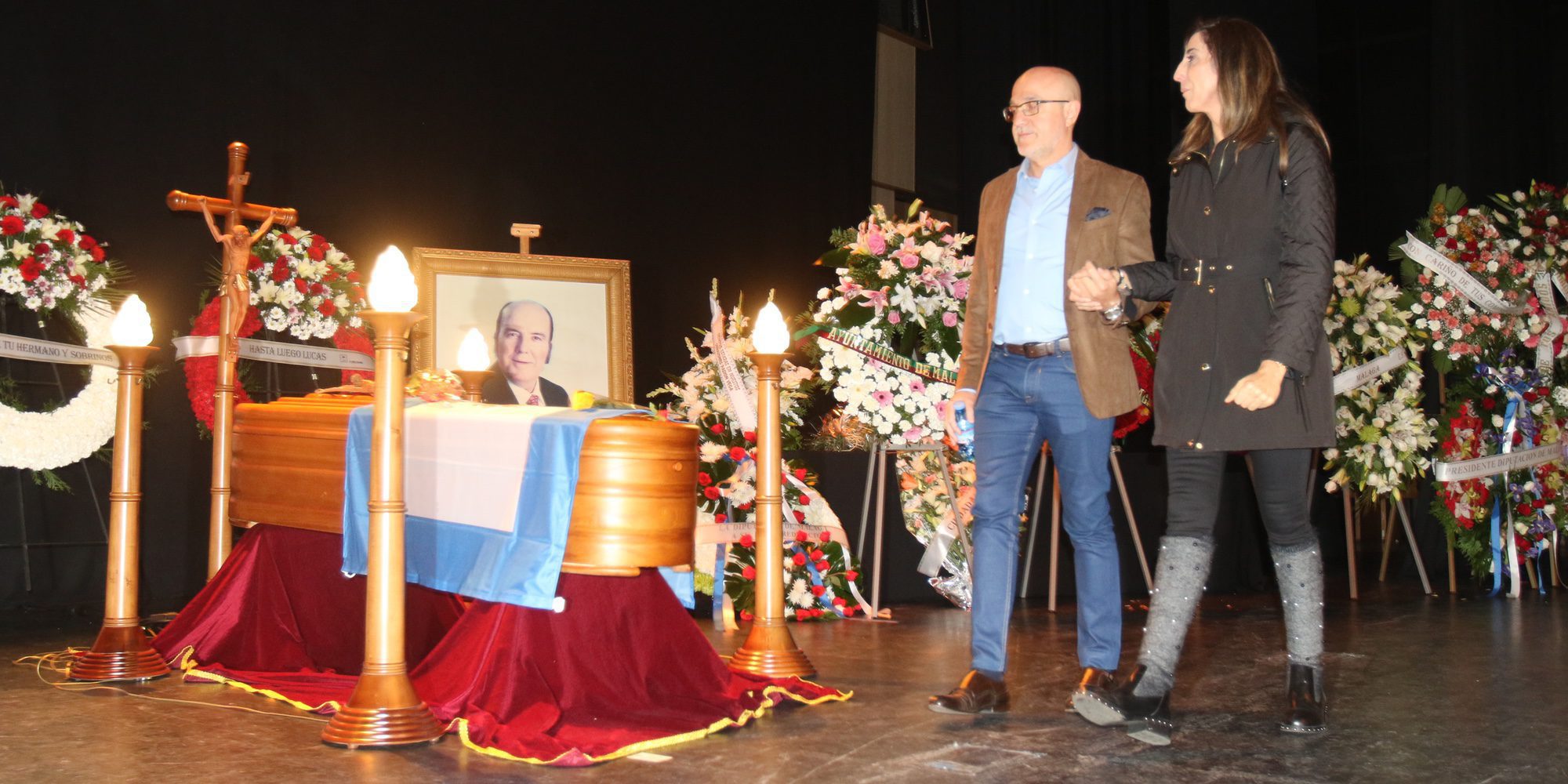 Paz Padilla y Bigote Arrocet lloran a Chiquito de la Calzada en la capilla ardiente instalada en Málaga