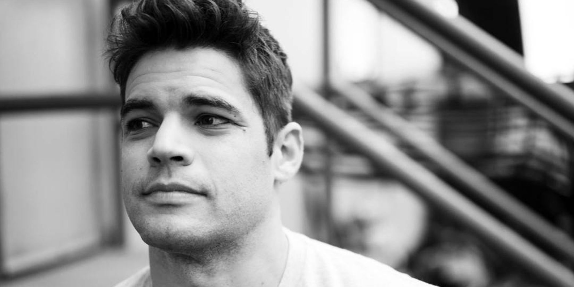 Jeremy Jordan ('Supergirl') hospitalizado tras ingerir comida en mal estado