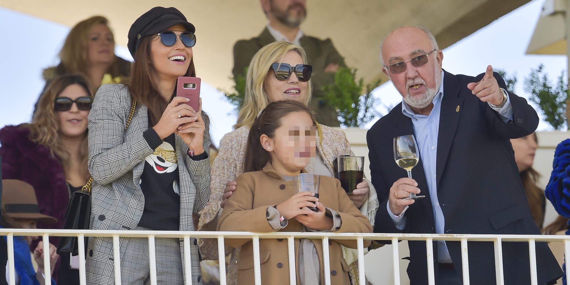 Paula Echevarría o Helen Lindes disfrutan en familia en el Hipódromo de la Zarzuela