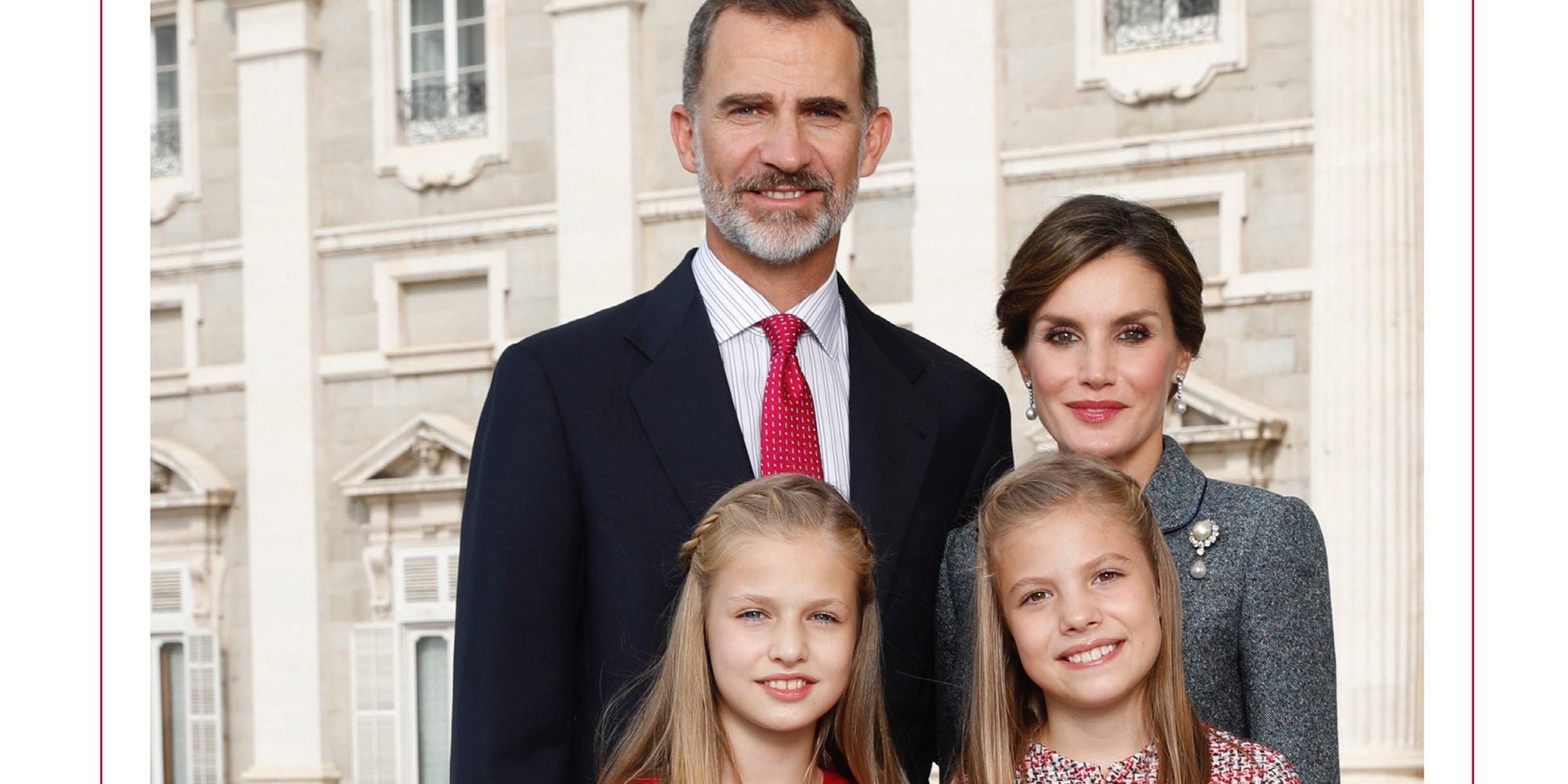 Los Reyes Felipe y Letizia felicitan la Navidad 2017 junto a Leonor y Sofía con un posado constitucional