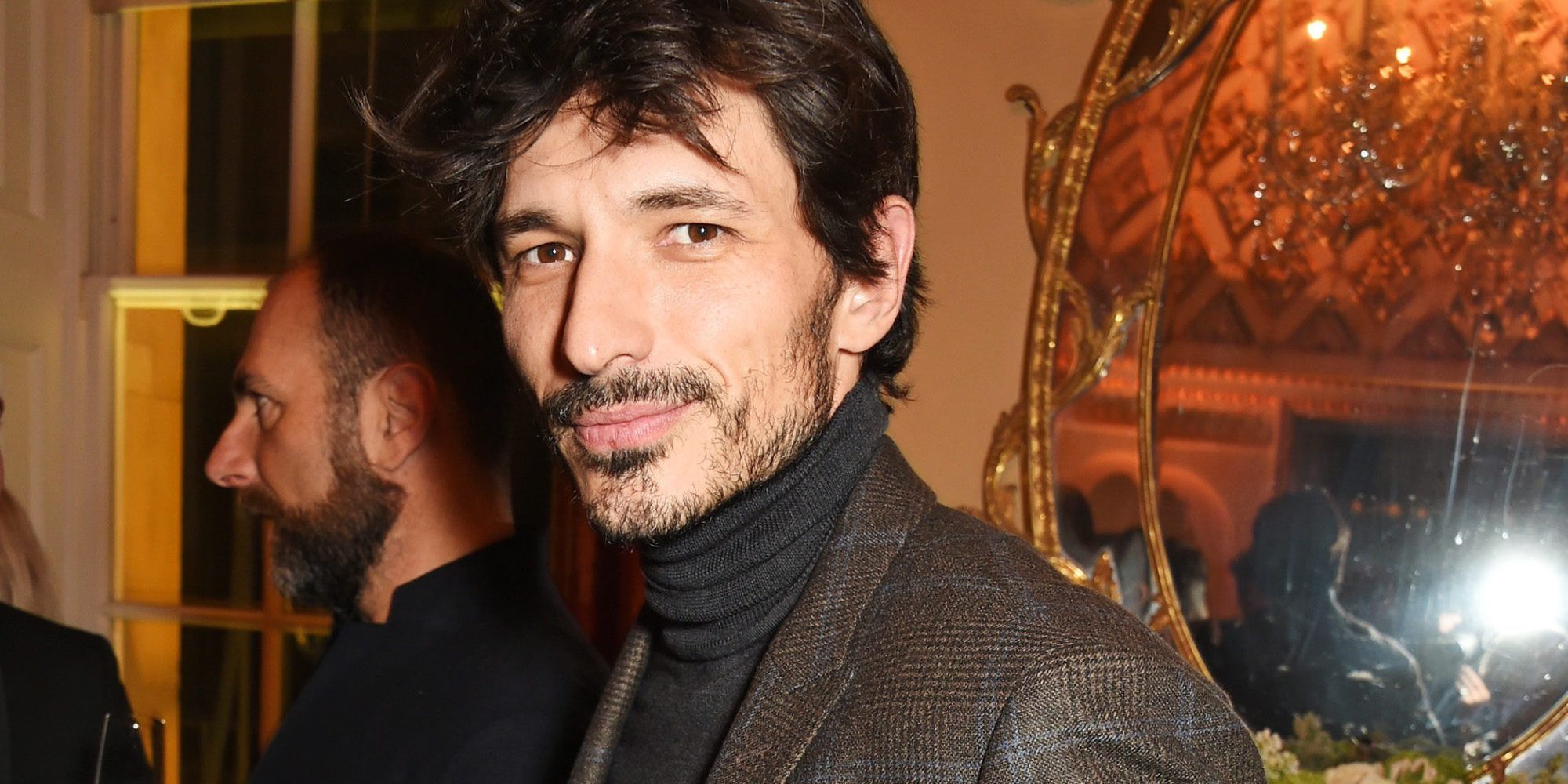 Andrés Velencoso es visto paseando de la mano de Luz Cipriota por un mercadillo de Portobello