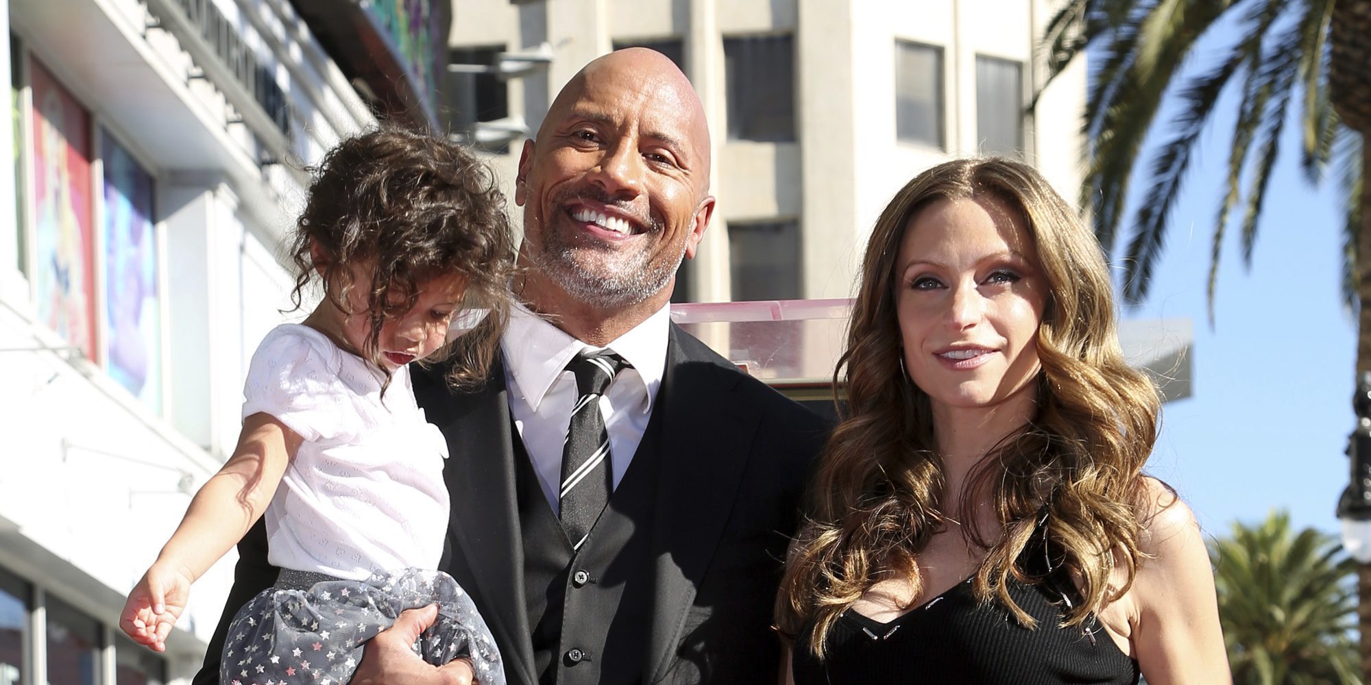 Dwayne Johnson recibe su estrella en el Paseo de la Fama arropado por su mujer y su hija