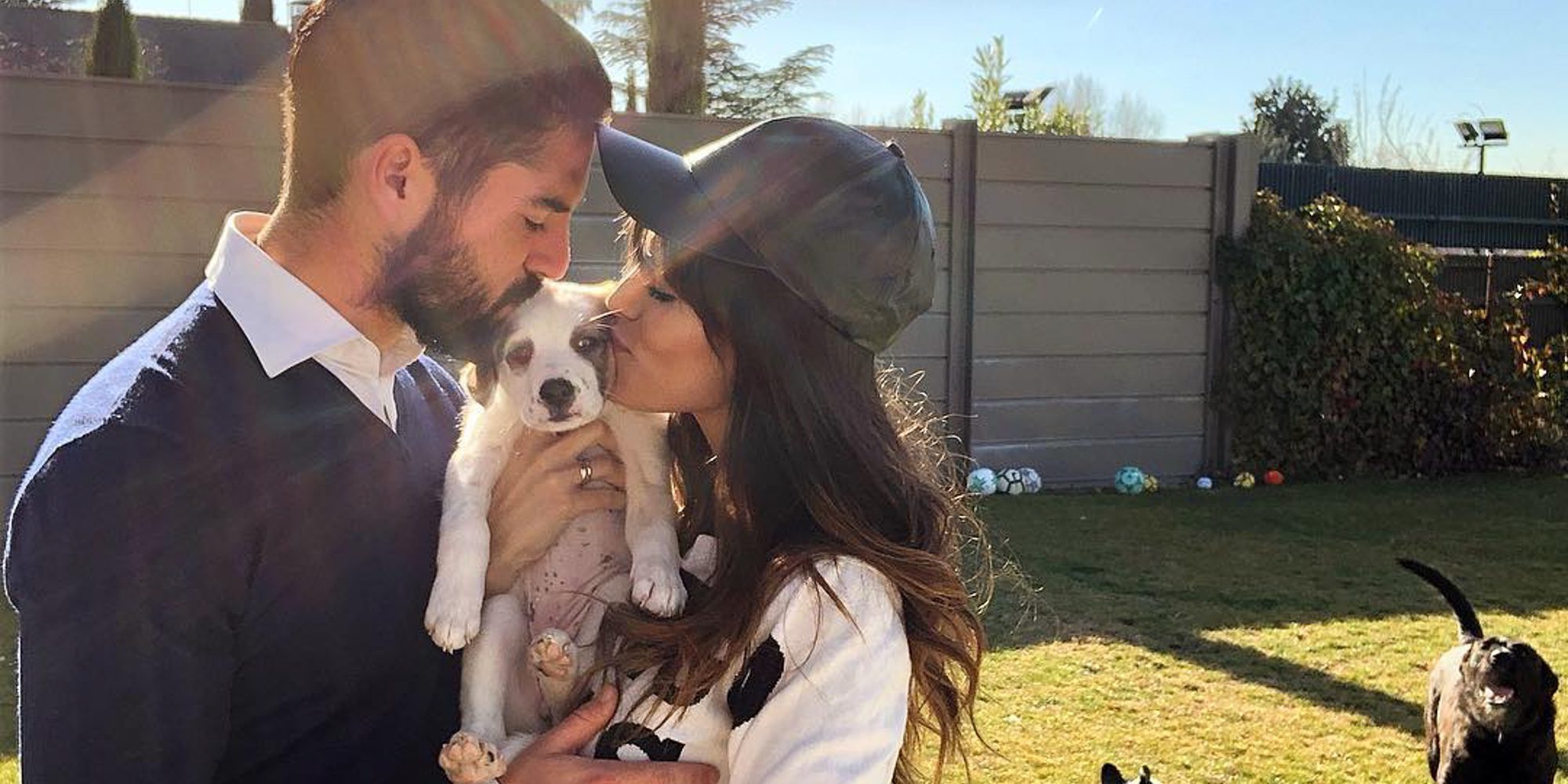 Isco Alarcón le toca un pecho a su novia Sara Sálamo en una tierna estampa con su nueva mascota