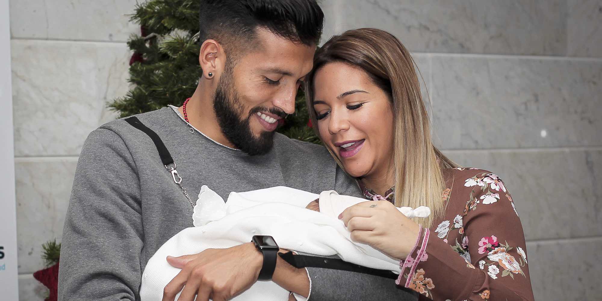 Tamara Gorro y Ezequiel Garay muestran la carita de su hijo Antonio con una foto familiar con Shaila