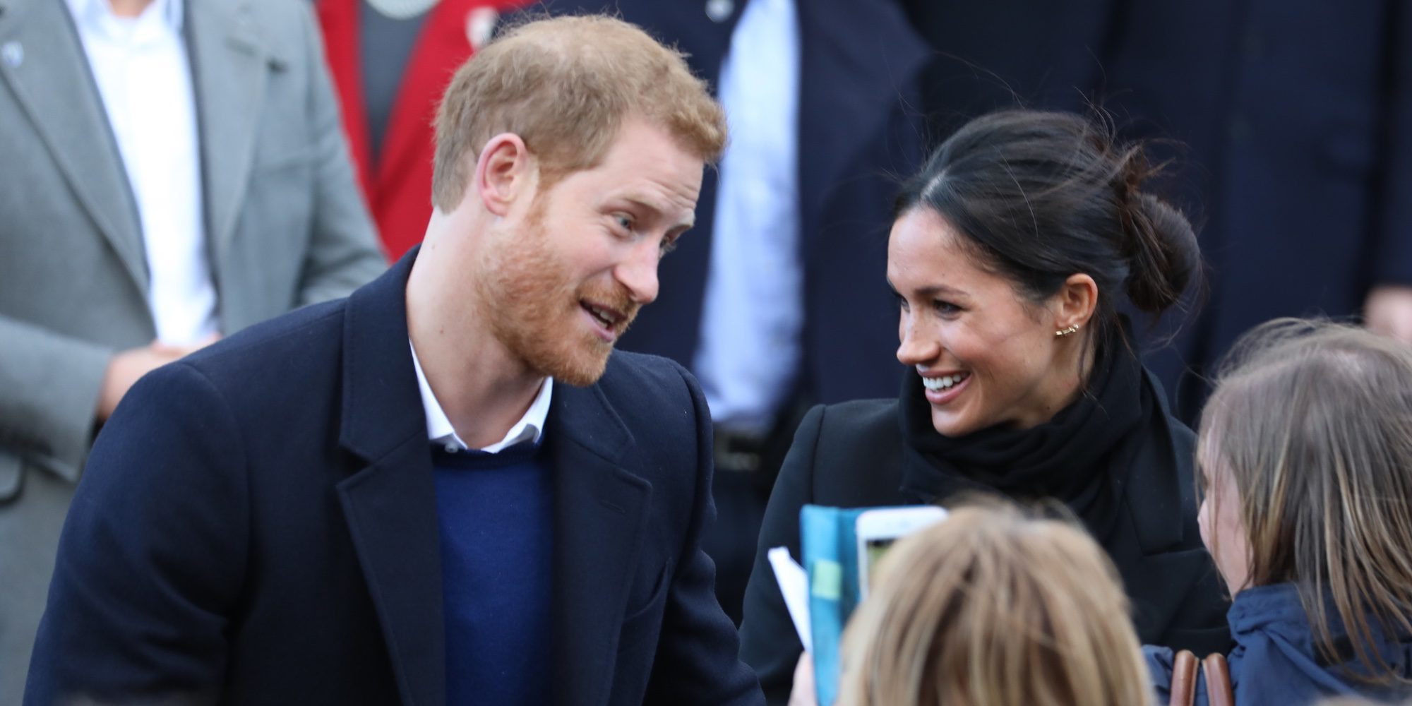 El Príncipe Harry y Meghan Markle se dan un baño de masas en su primer acto juntos en Gales